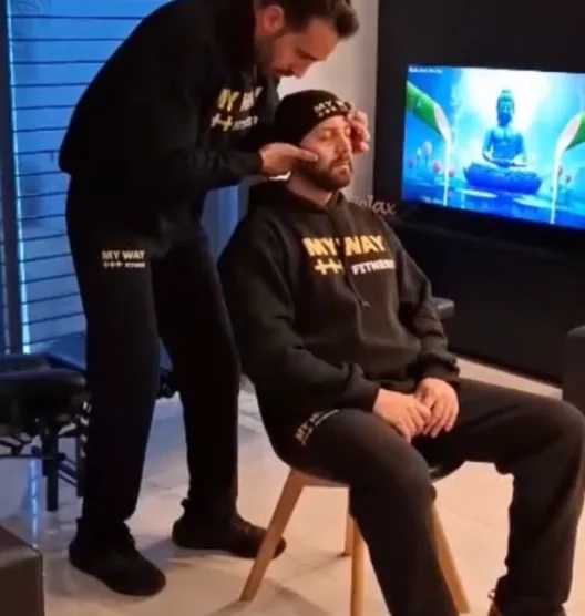 Ajuste cervical durante una sesión de quiropraxia.